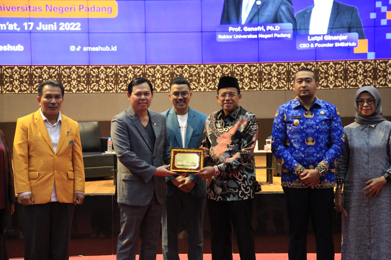 Memberi Kuliah Umum di Depan 3000 Mahasiswa/i -bersama Wakil Gubernur Sumatera Barat  dan Rektor UNP/IKIP Padang
