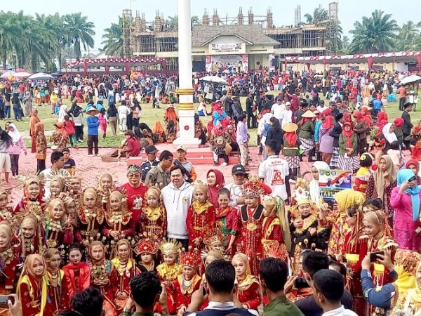 Ribuan Masyarakat Semaku dan Sekitarnya Padati Gebyar HUT RI Sultan Berbagi Jalan Santai dan Senam Sehat