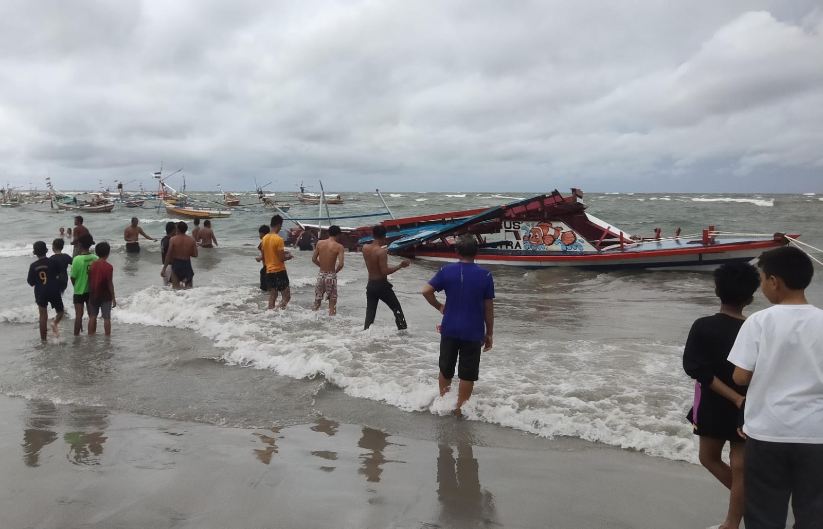 Tragedi Kapal Wisata Tenggelam di Bengkulu