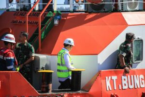 Ketua DPD RI Sultan B. Najamudin menaiki Kapal Tanker Bunga Raflesia I.206 untuk memantau langsung kondisi pelabuhan.