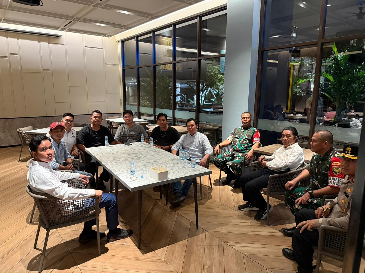 Wakil Presiden Republik Indonesia Gibran Rakabuming Raka bersama Ketua Dewan Perwakilan Daerah (DPD) RI Sultan B. Najamudin menerima perwakilan mahasiswa dari Bengkulu